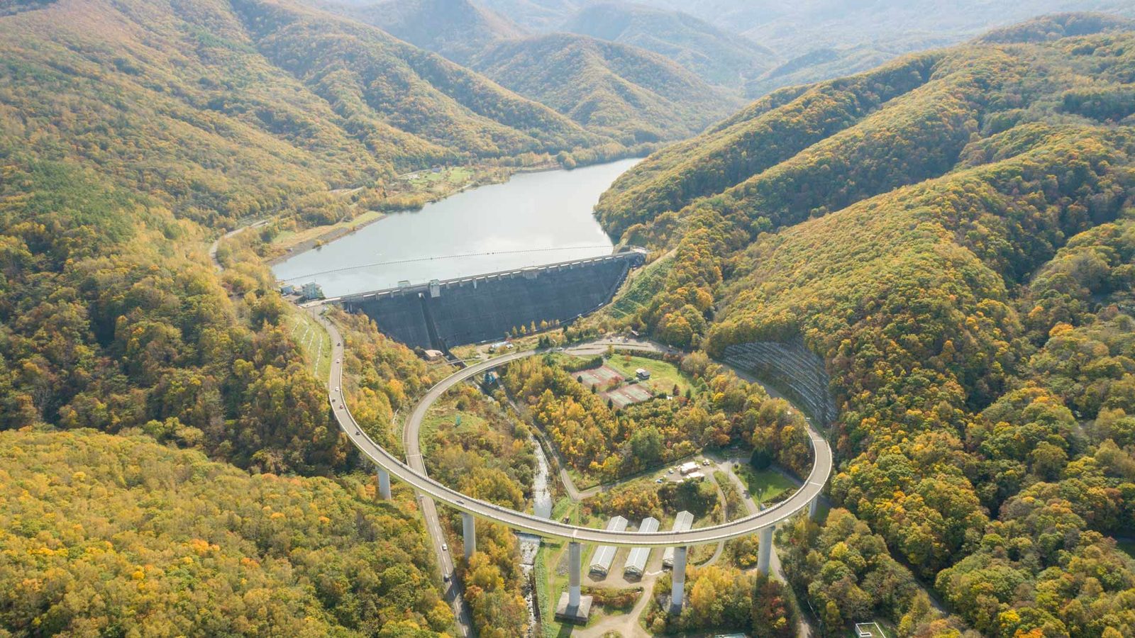 朝里ダムのループ橋と紅葉、札幌から朝里川温泉へのドライブ